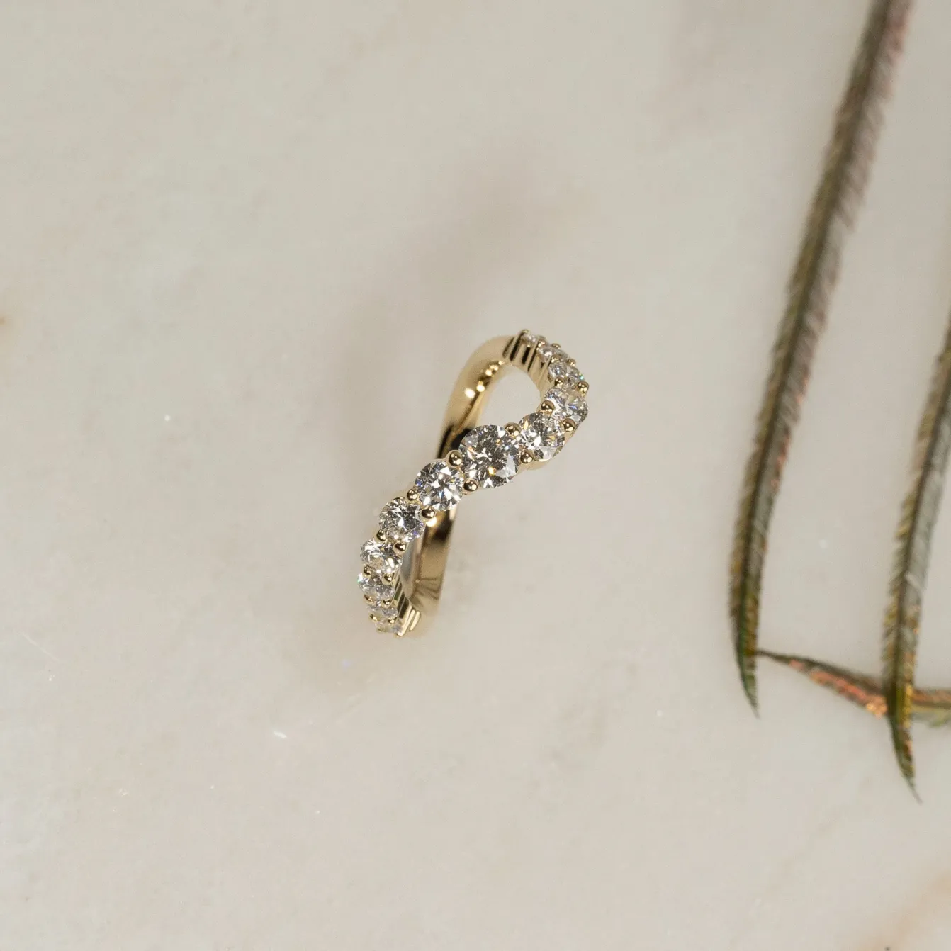 GRADUATING CURVED DIAMOND RING - 1.2ct - YG