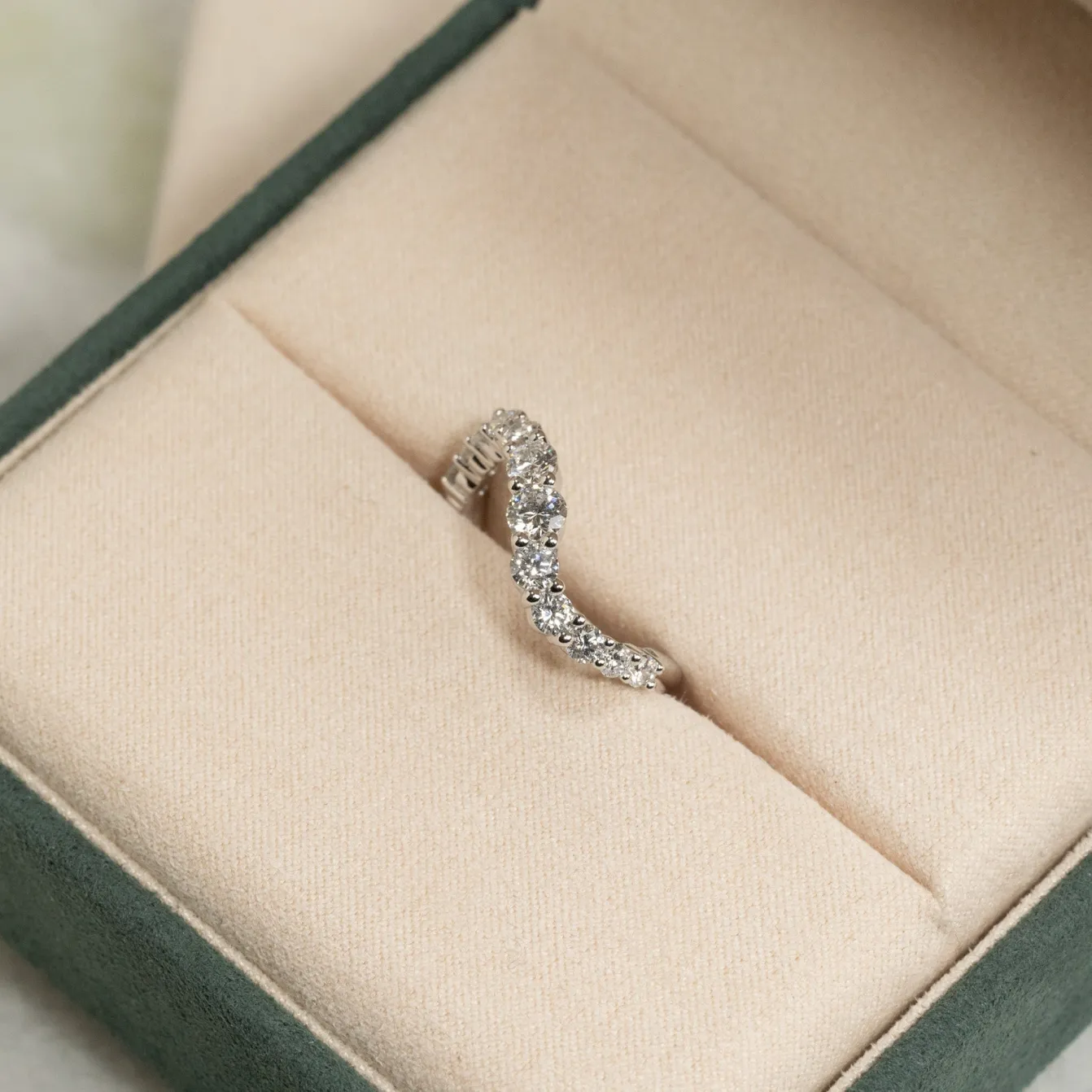 GRADUATING CURVED DIAMOND RING - 1.2ct - WG