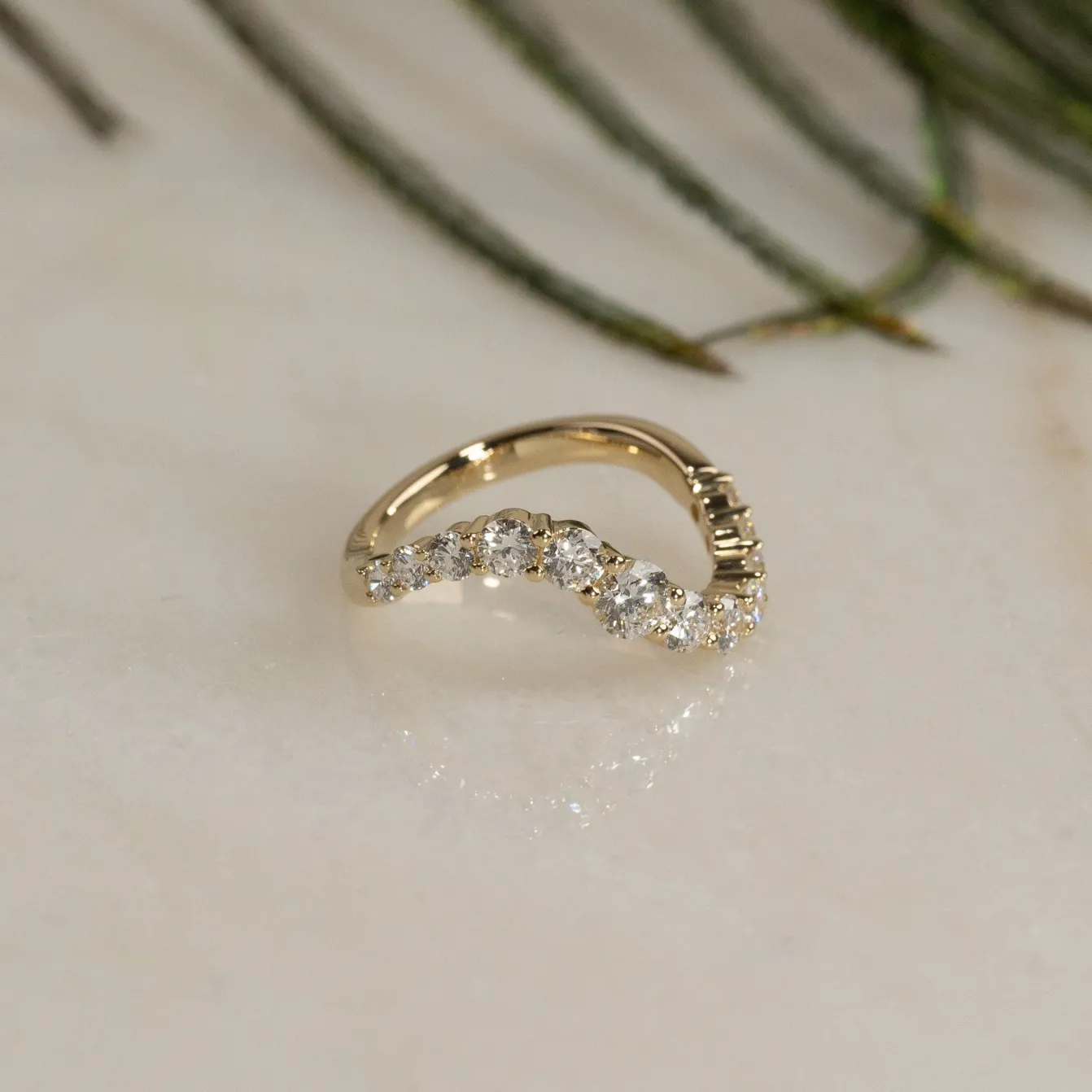 GRADUATING CURVED DIAMOND RING - 1.2ct - YG