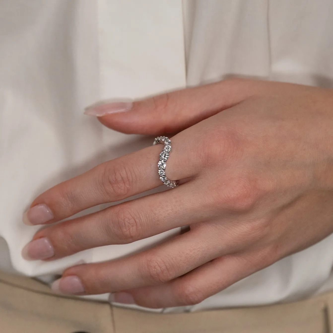GRADUATING CURVED DIAMOND RING - 1.2ct - WG