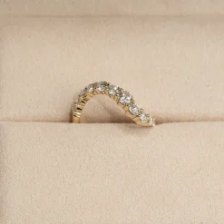 GRADUATING CURVED DIAMOND RING - 1.2ct - YG