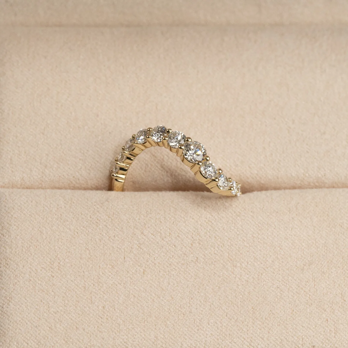 GRADUATING CURVED DIAMOND RING - 1.2ct - YG