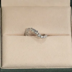 GRADUATING CURVED DIAMOND RING - 1.2ct - WG