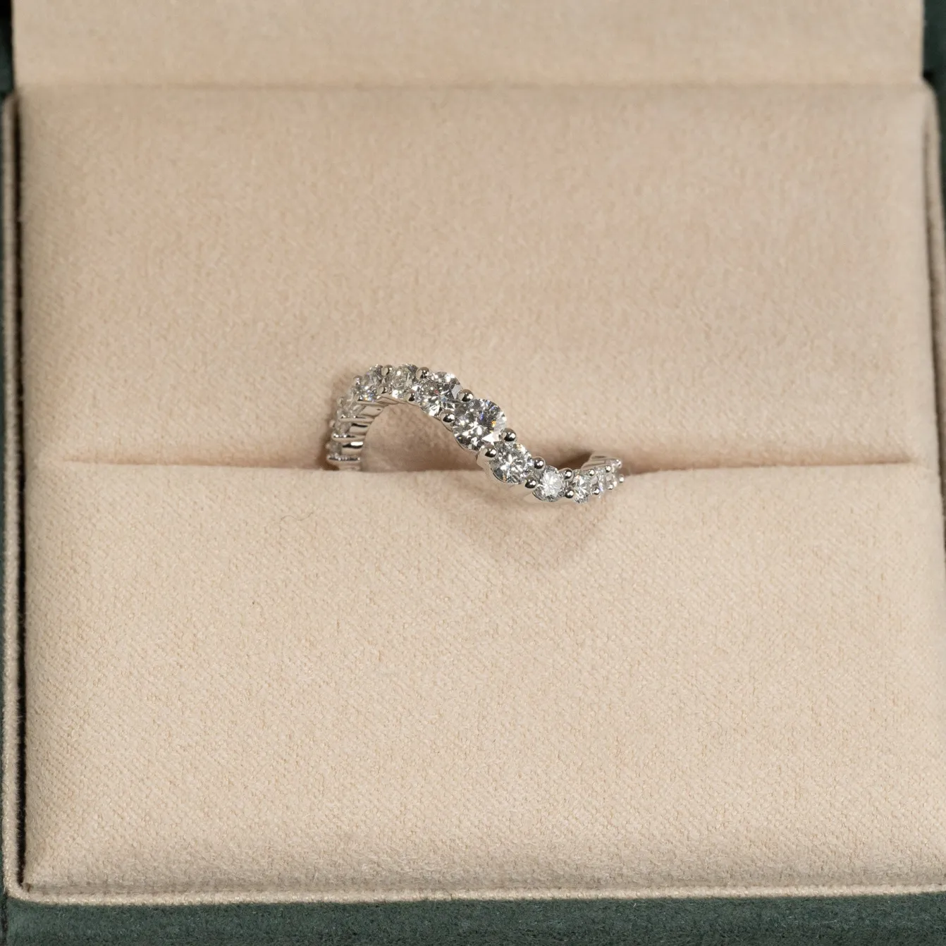 GRADUATING CURVED DIAMOND RING - 1.2ct - WG