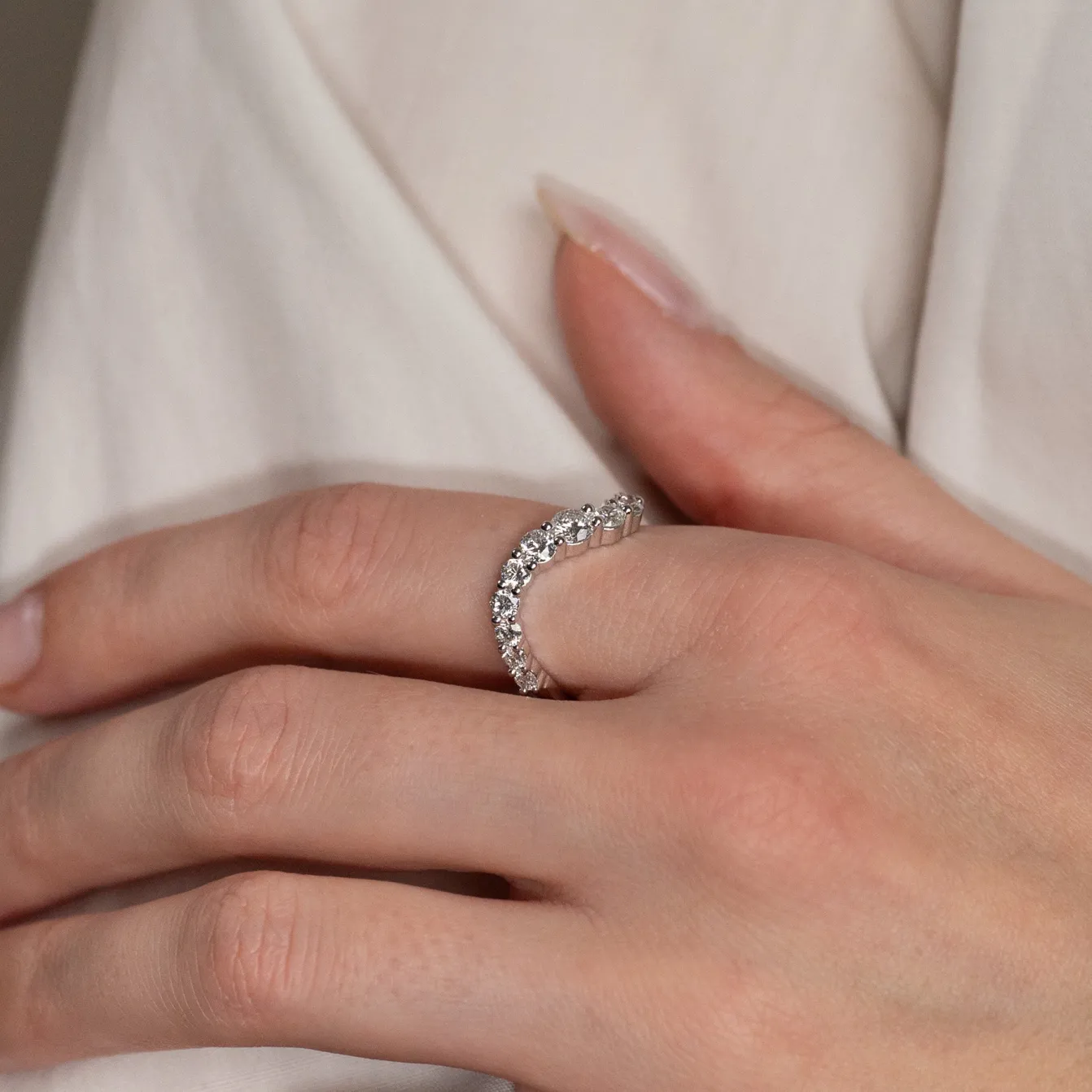 GRADUATING CURVED DIAMOND RING - 1.2ct - WG