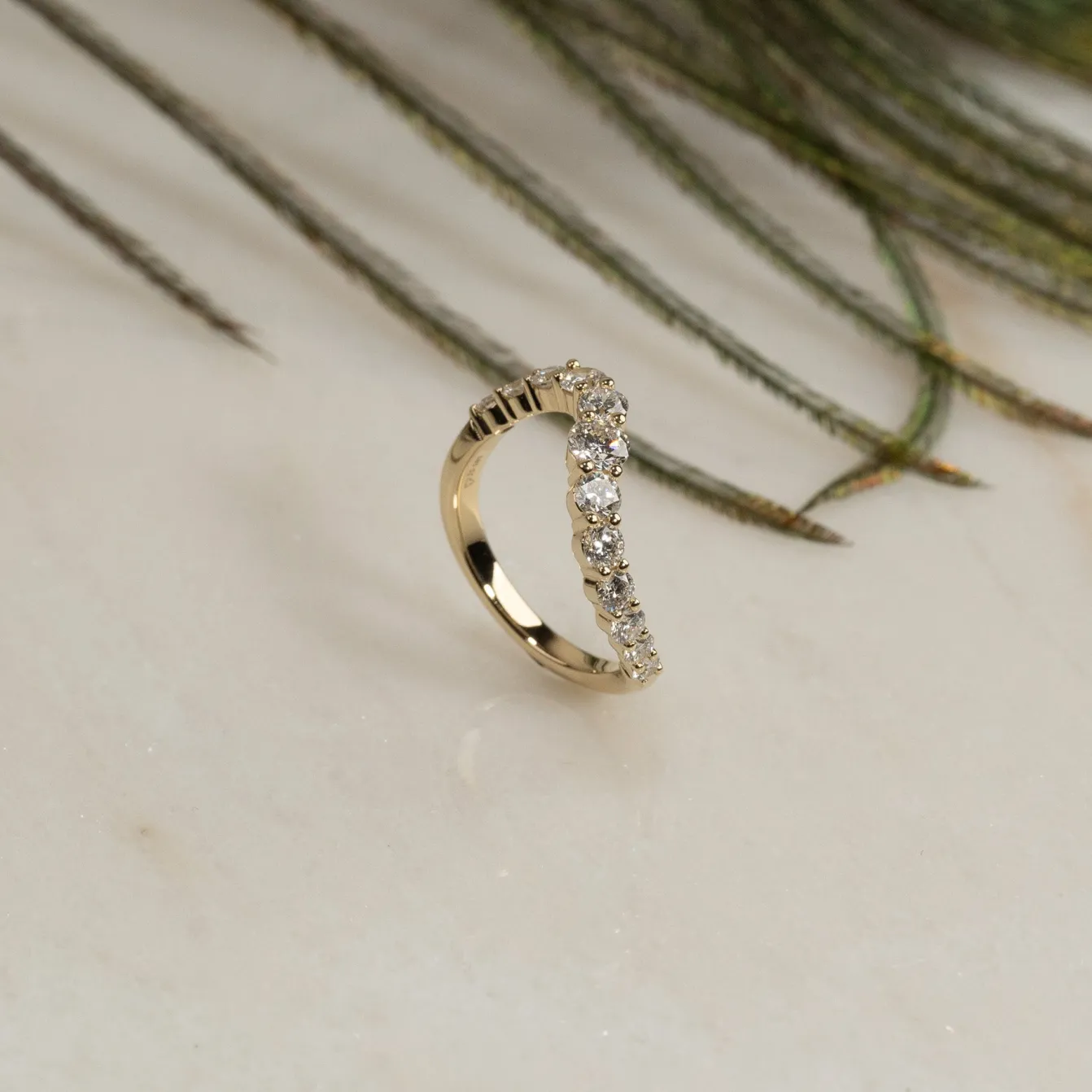 GRADUATING CURVED DIAMOND RING - 1.2ct - YG