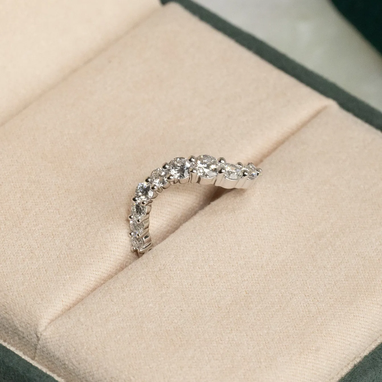 GRADUATING CURVED DIAMOND RING - 1.2ct - WG