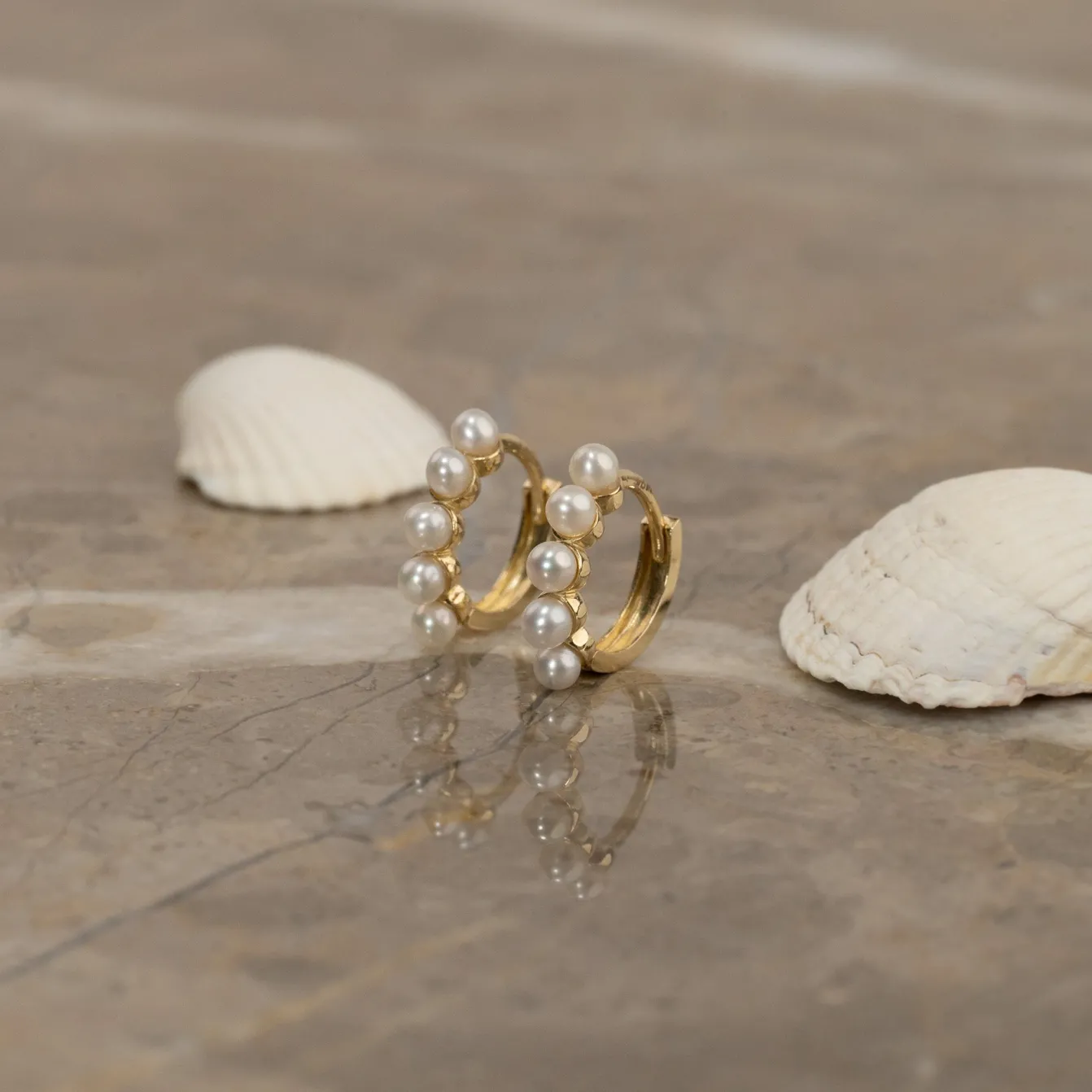 GUDNARE MEDIUM PEARL SOLID GOLD EARRING