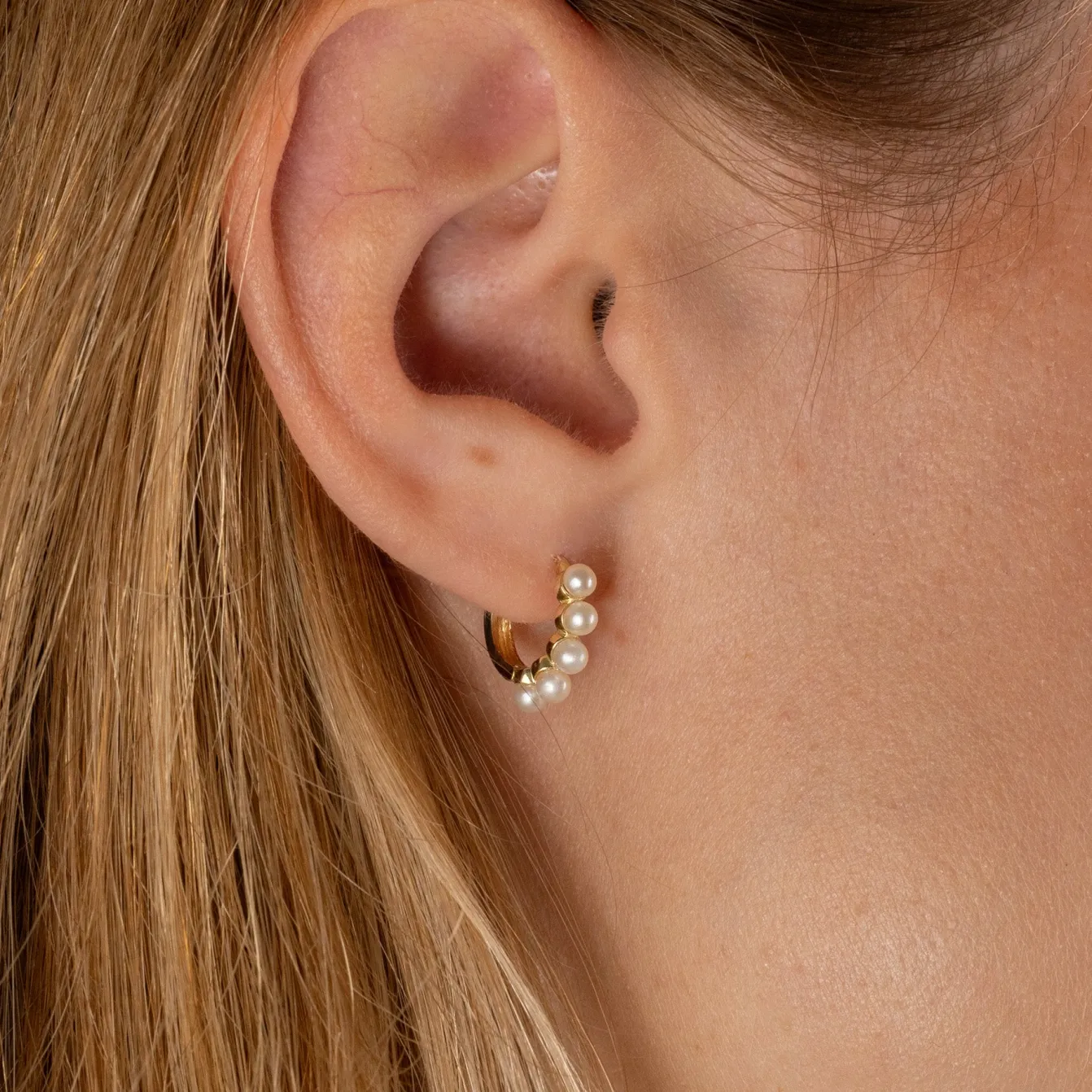 GUDNARE MEDIUM PEARL SOLID GOLD EARRING