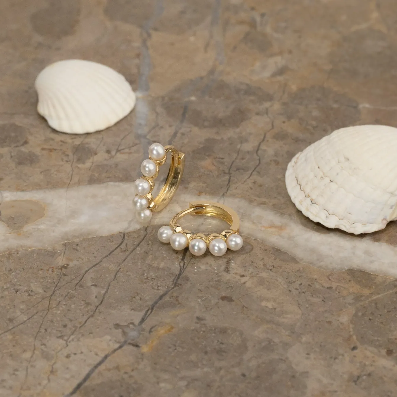 GUDNARE MEDIUM PEARL SOLID GOLD EARRING