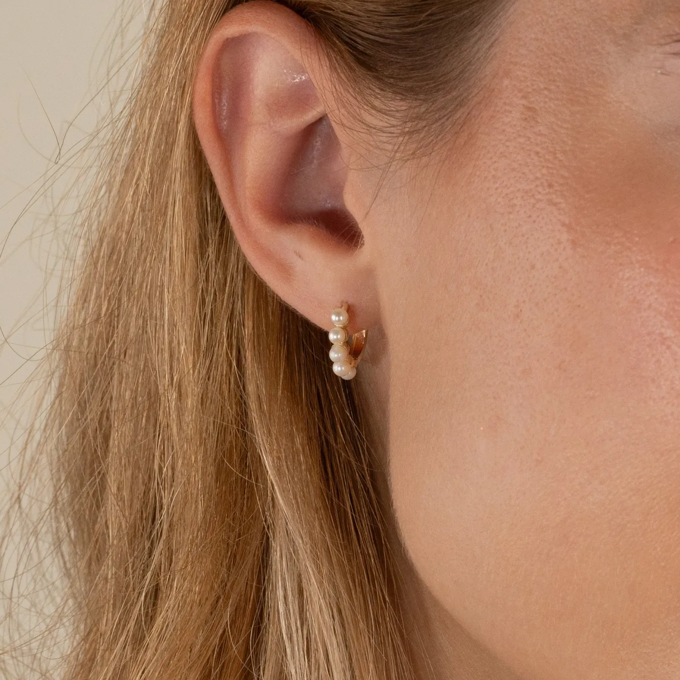 GUDNARE MEDIUM PEARL SOLID GOLD EARRING