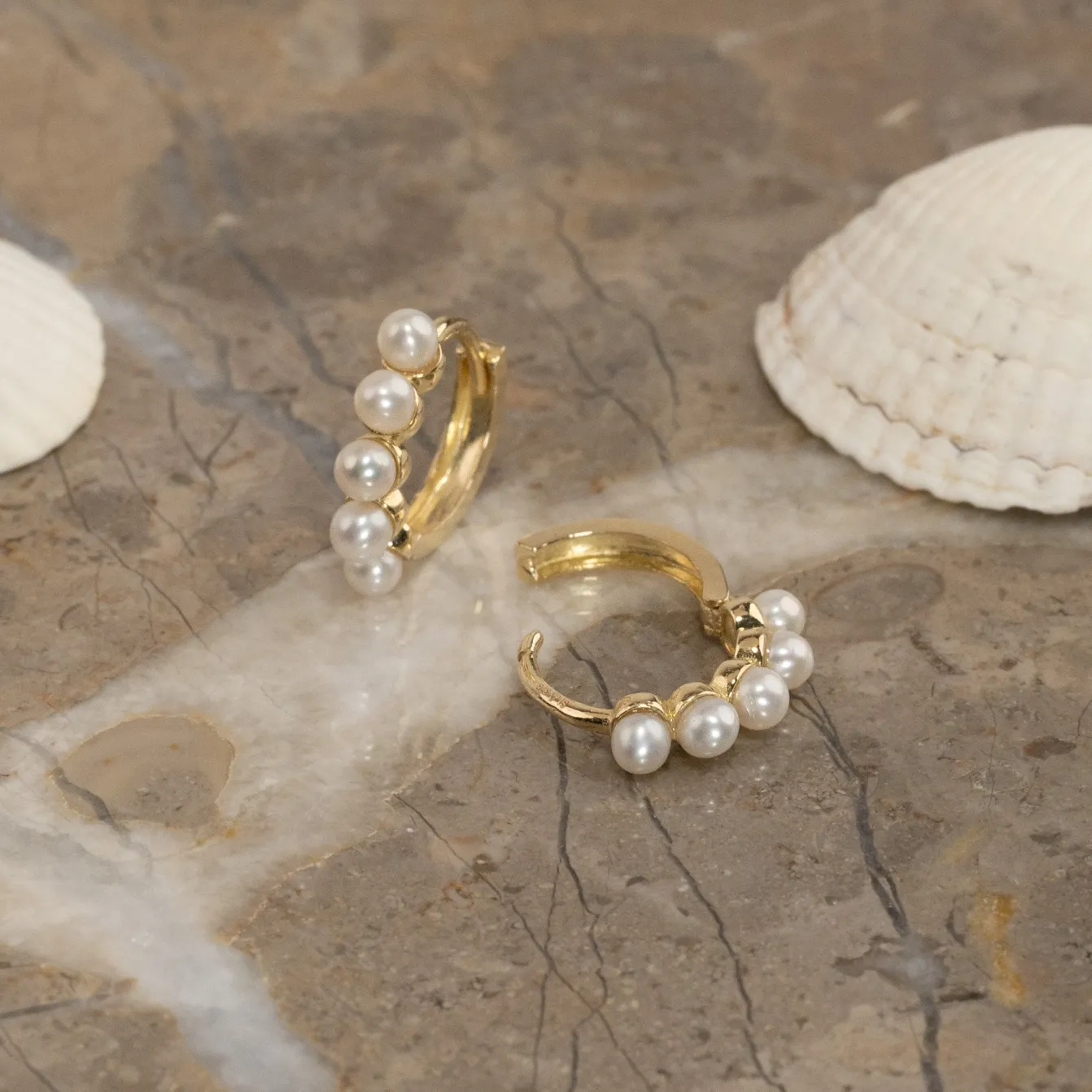 GUDNARE MEDIUM PEARL SOLID GOLD EARRING