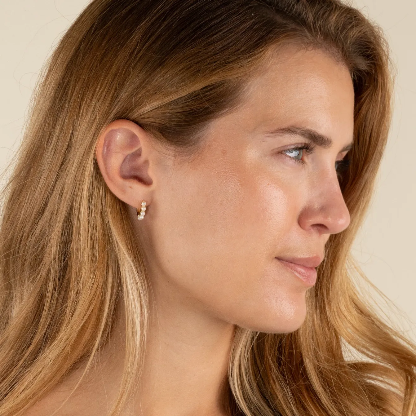 GUDNARE MEDIUM PEARL SOLID GOLD EARRING