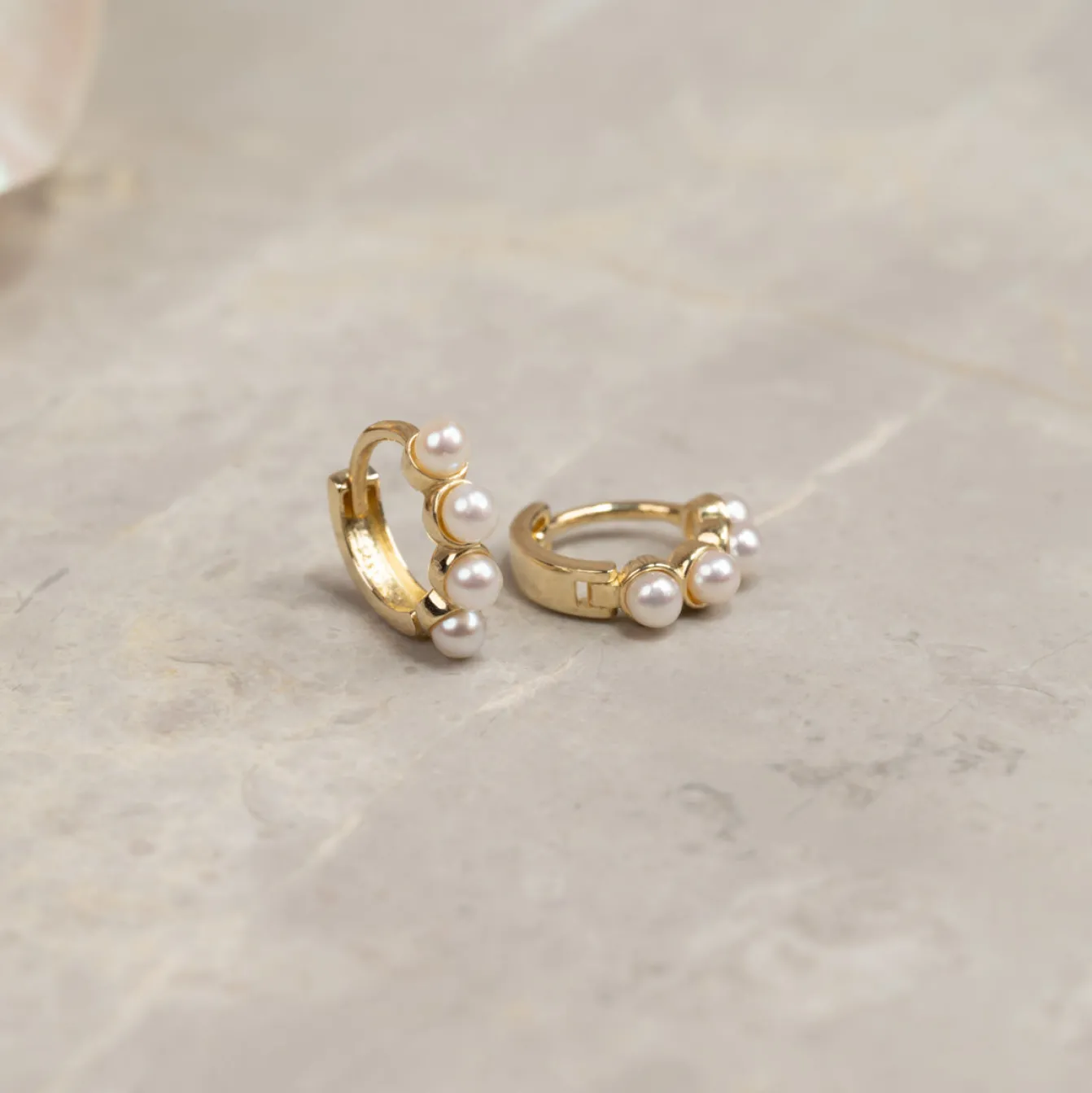 GUDNARE MINI PEARL SOLID GOLD EARRING
