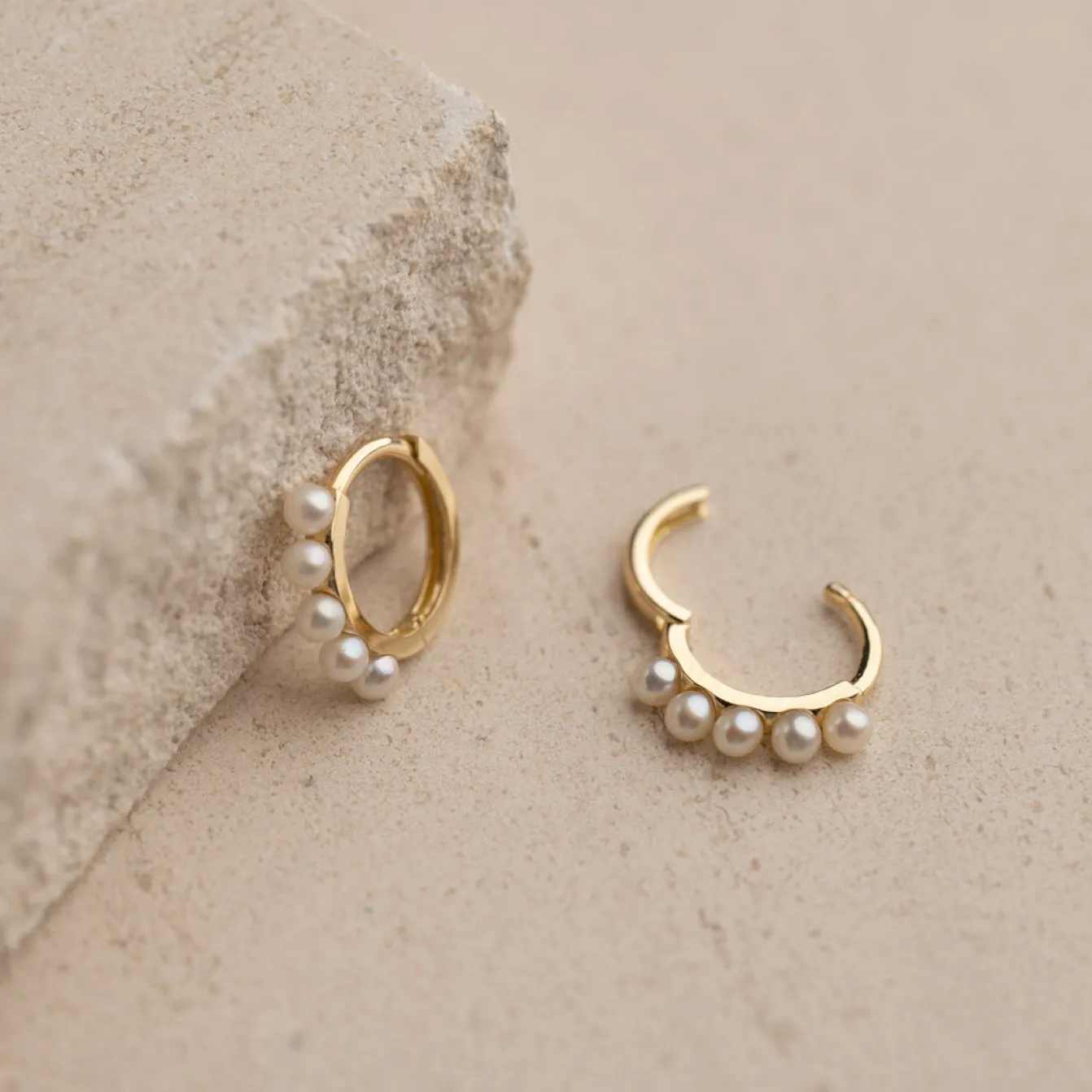 GUDNARE SMALL PEARL SOLID GOLD EARRING