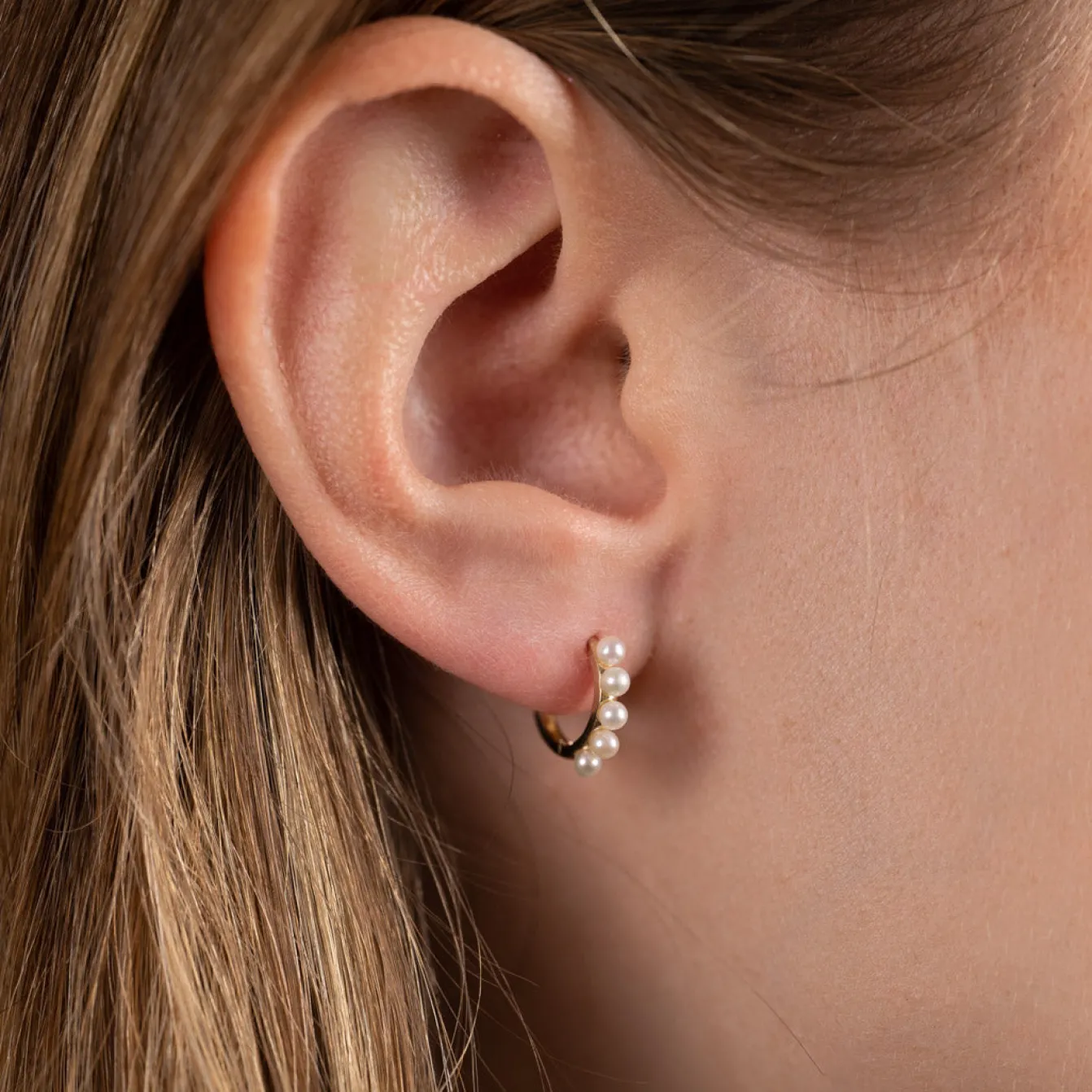 GUDNARE SMALL PEARL SOLID GOLD EARRING