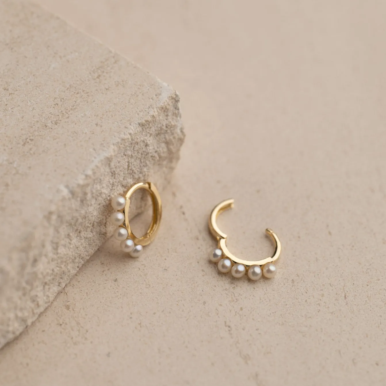 GUDNARE SMALL PEARL SOLID GOLD EARRING