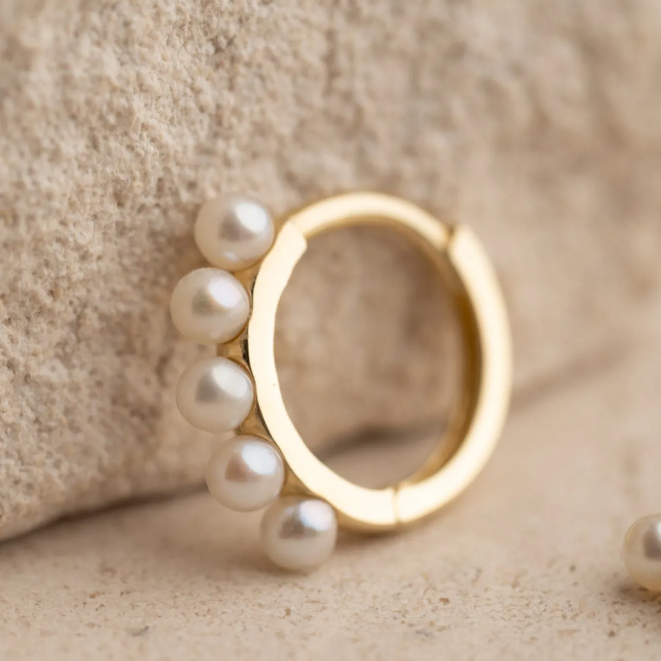 GUDNARE SMALL PEARL SOLID GOLD EARRING