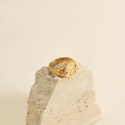 Guldring med struktur til kvinder | Rå og elegante smykker
