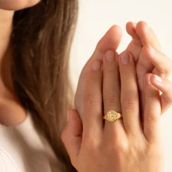 Guldring med struktur til kvinder | Rå og elegante smykker