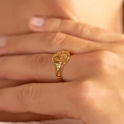 Guldring med struktur til kvinder | Rå og elegante smykker