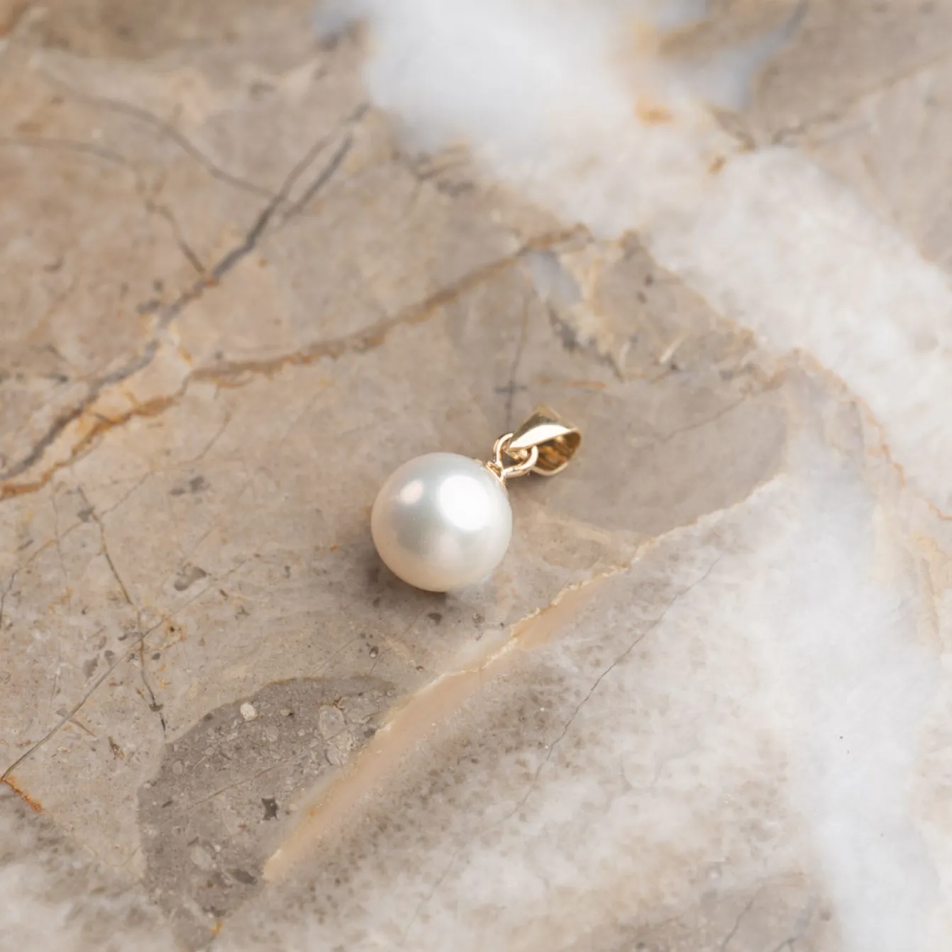 INA PEARL SOLID GOLD PENDANT