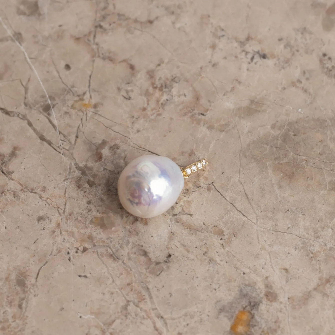 LAURINE PEARL SOLID GOLD PENDANT