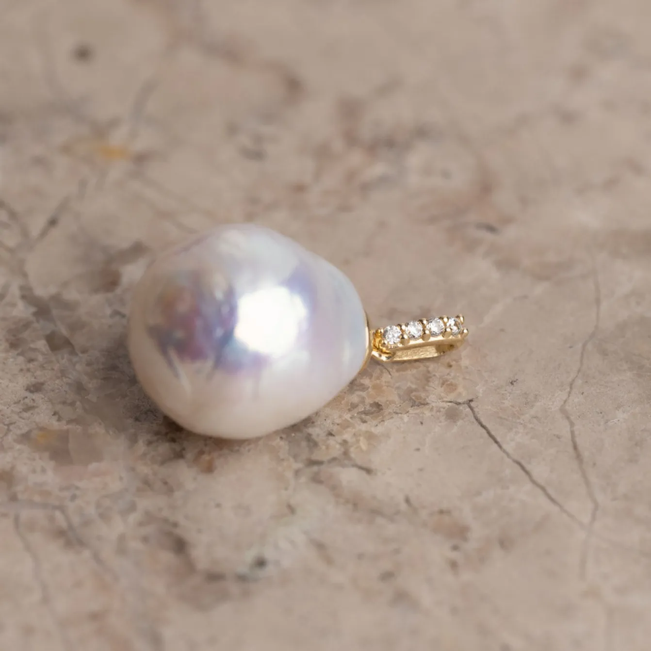 LAURINE PEARL SOLID GOLD PENDANT