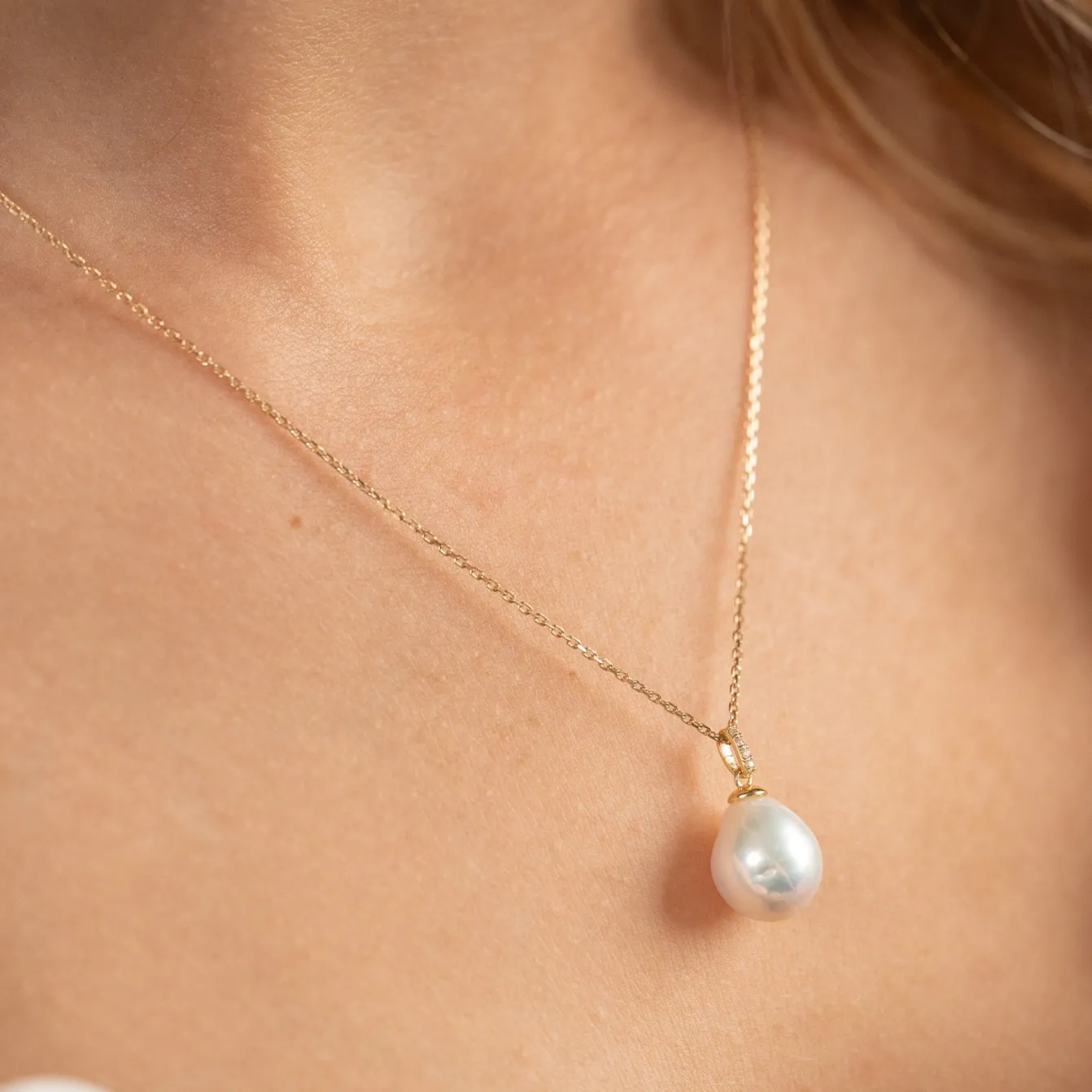 LAURINE PEARL SOLID GOLD PENDANT