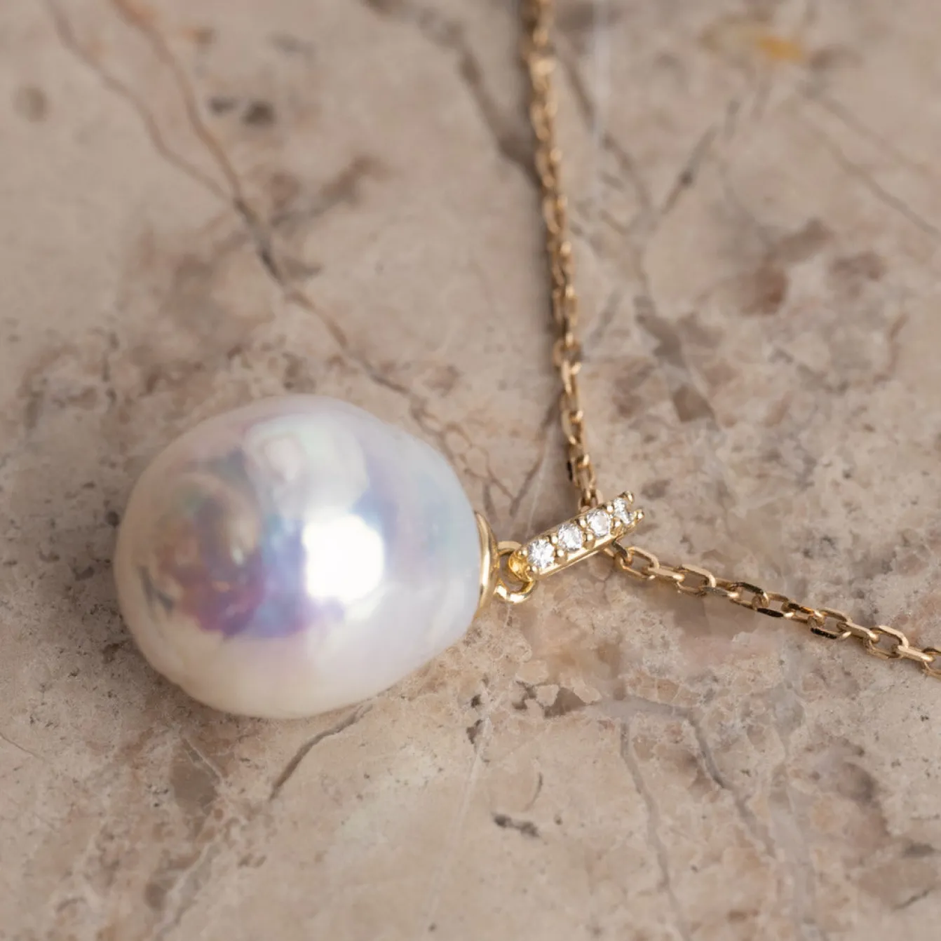 LAURINE PEARL SOLID GOLD PENDANT