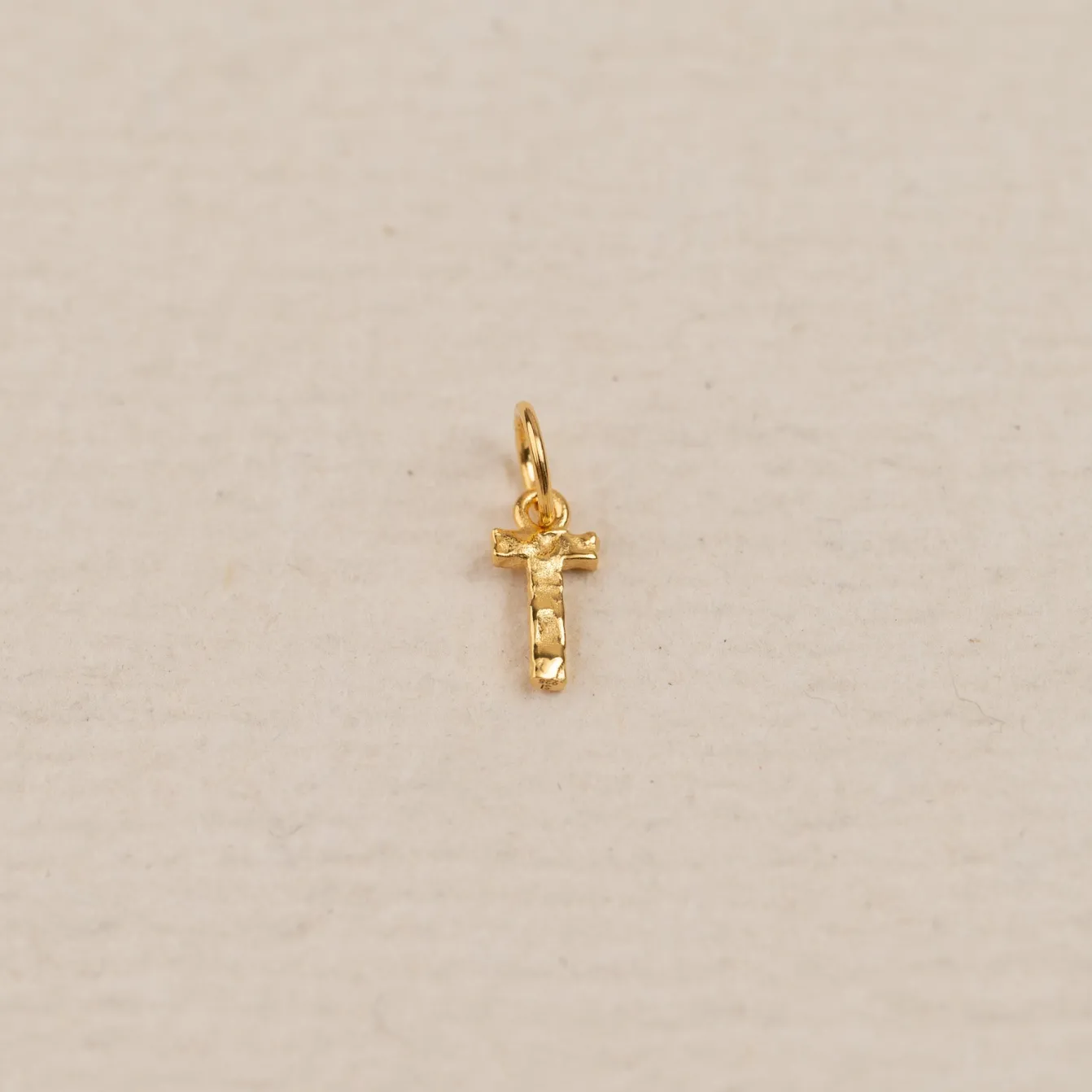LETTER MOLTEN GOLDEN PENDANT
