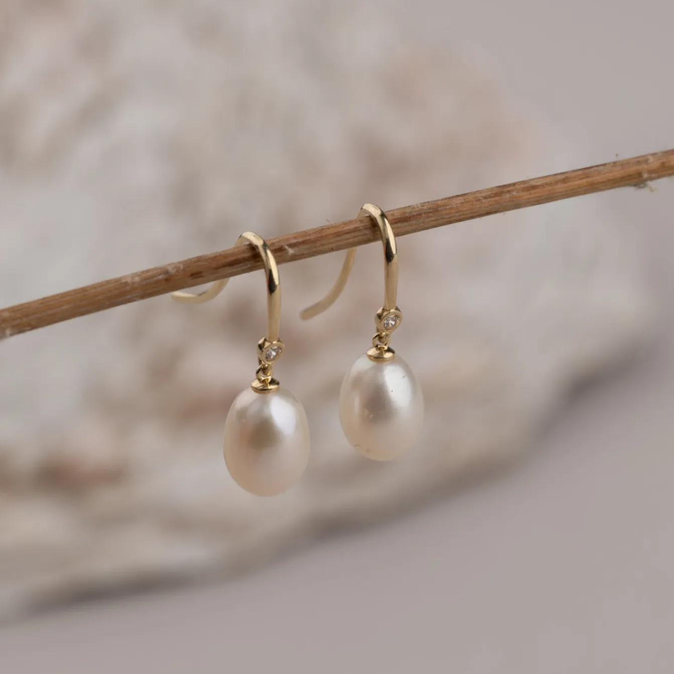 LILIBET PEARL CRYSTAL SOLID GOLD HOOK EARRING - Sisi Copenhagen