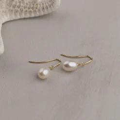LILIBET PEARL CRYSTAL SOLID GOLD HOOK EARRING - Sisi Copenhagen