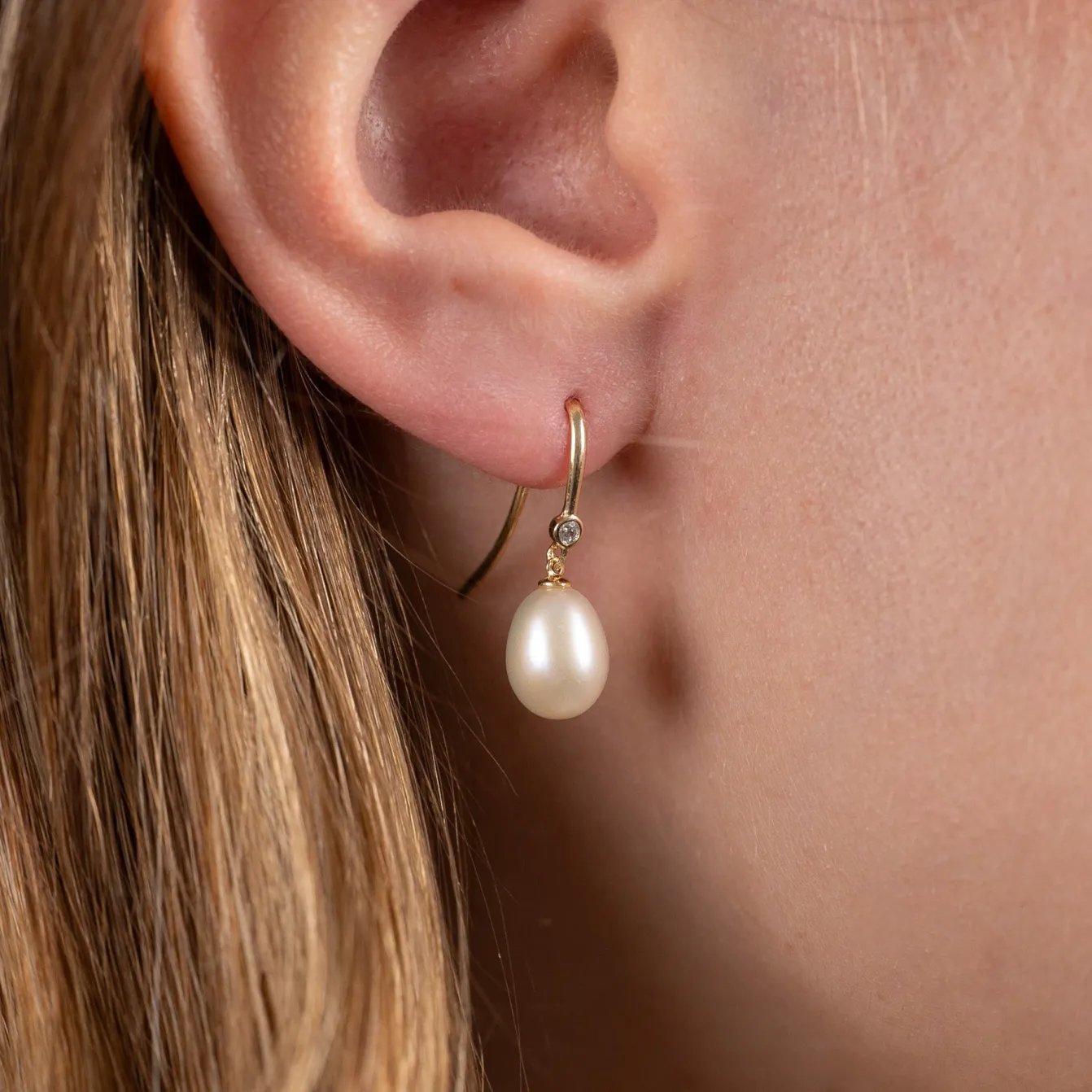 LILIBET PEARL CRYSTAL SOLID GOLD HOOK EARRING - Sisi Copenhagen