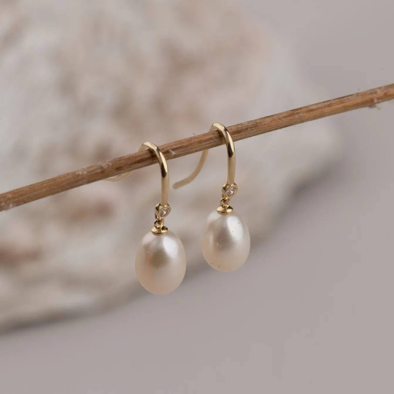 LILIBET PEARL CRYSTAL SOLID GOLD HOOK EARRING - Sisi Copenhagen