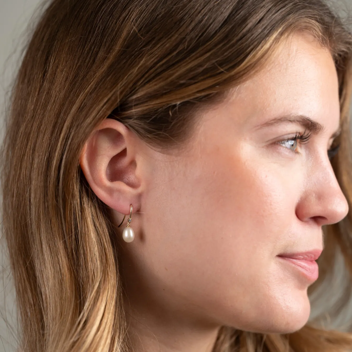 LILIBET PEARL CRYSTAL SOLID GOLD HOOK EARRING - Sisi Copenhagen