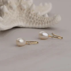 LILIBET PEARL CRYSTAL SOLID GOLD HOOK EARRING - Sisi Copenhagen