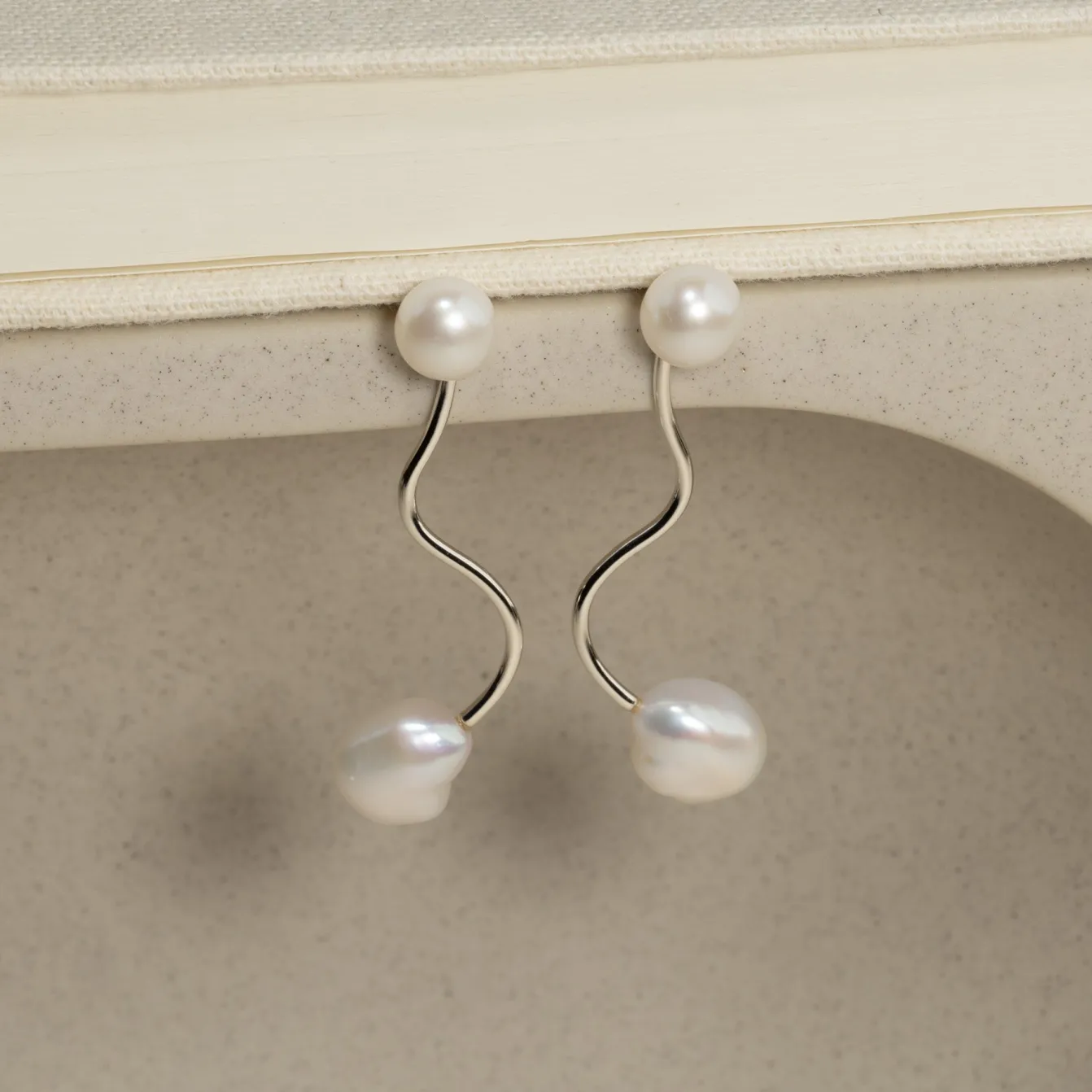 LINA PEARL SILVER EARRING