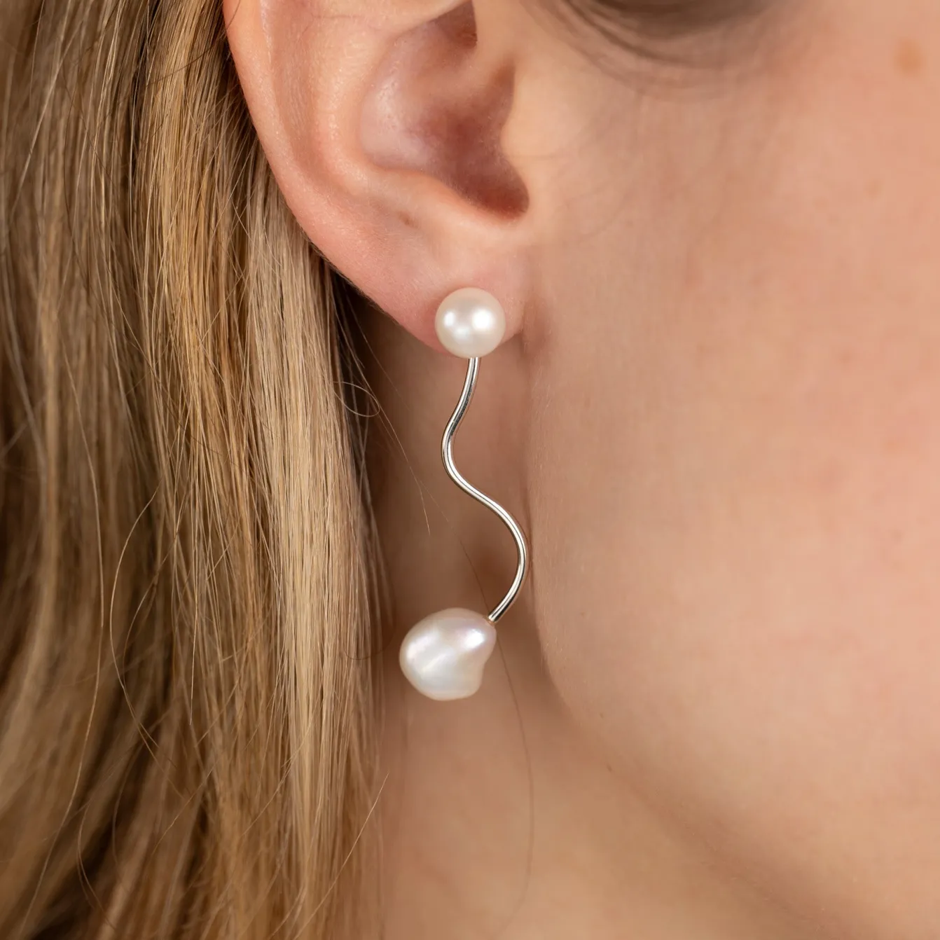 LINA PEARL SILVER EARRING