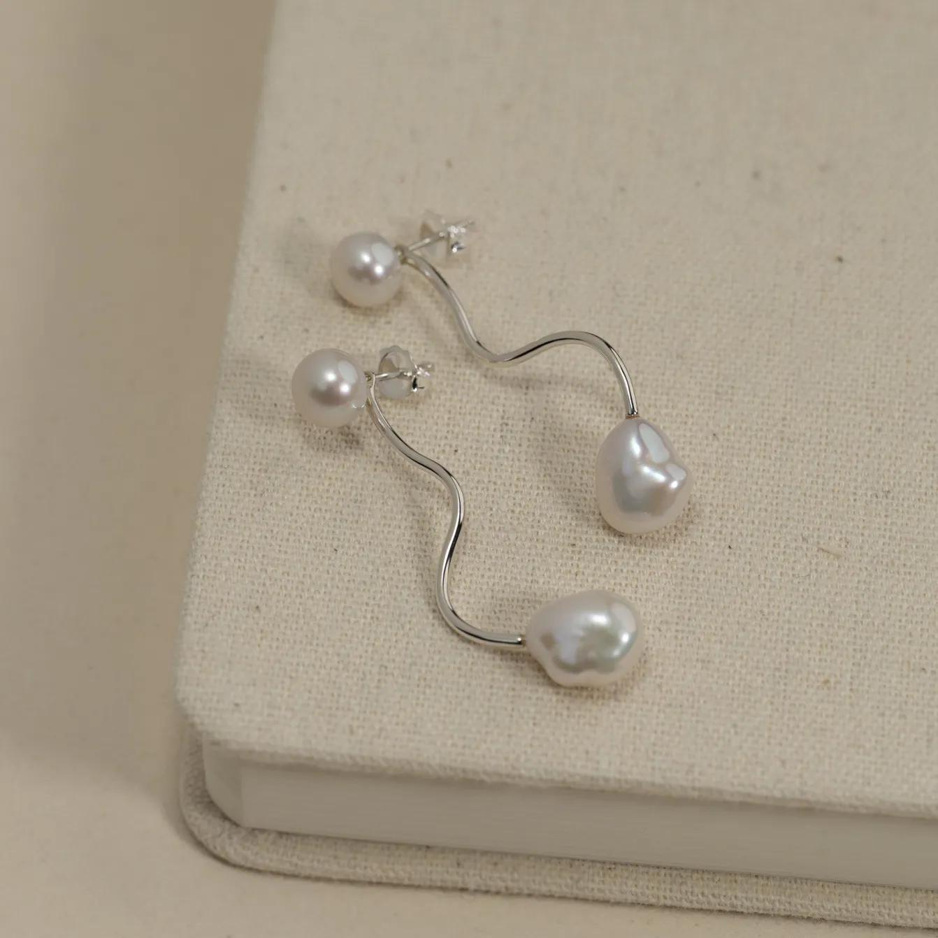LINA PEARL SILVER EARRING
