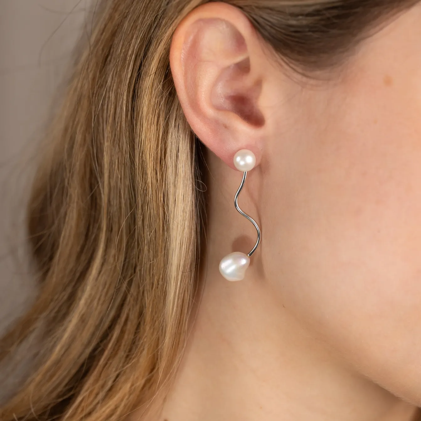LINA PEARL SILVER EARRING