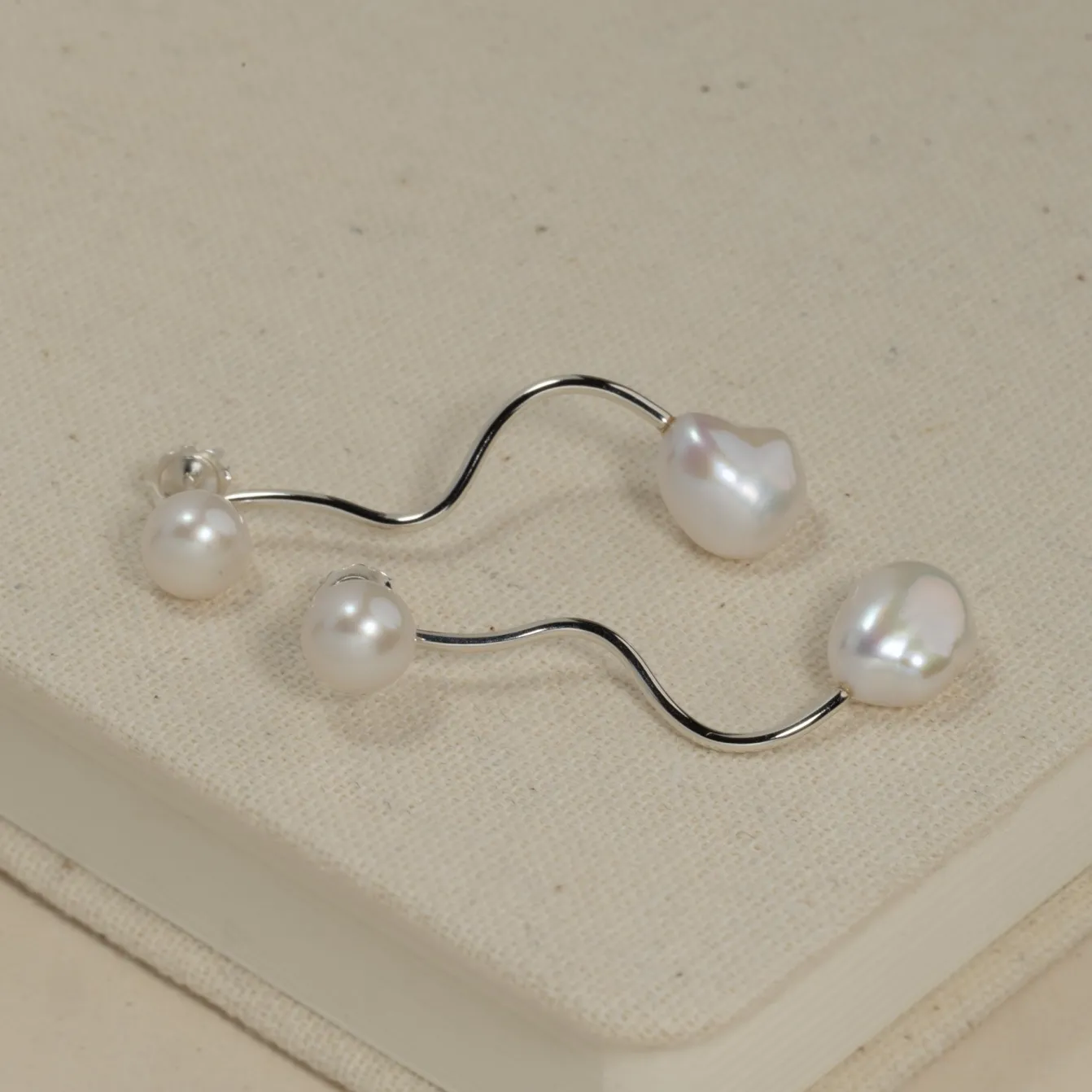 LINA PEARL SILVER EARRING