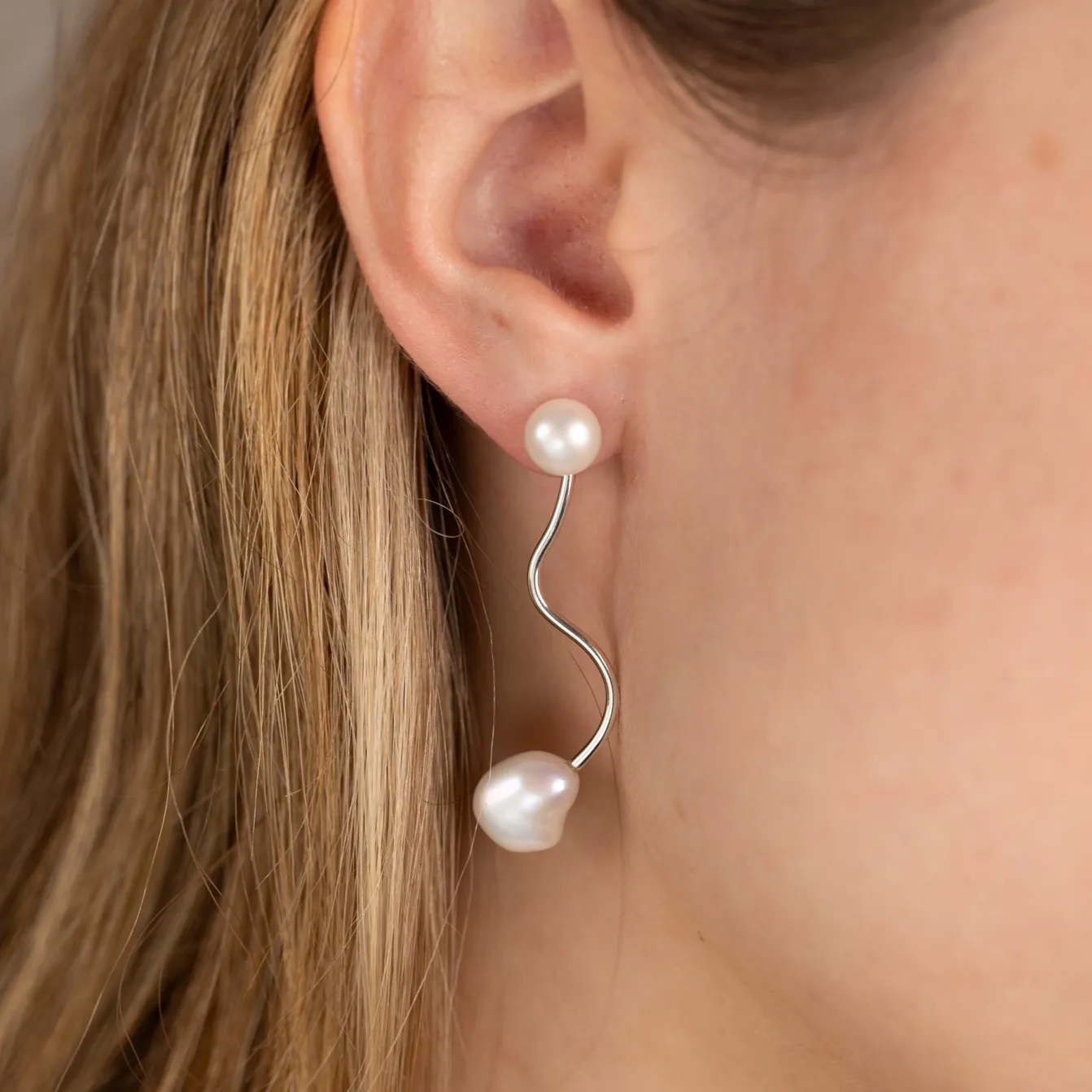 LINA PEARL SILVER EARRING