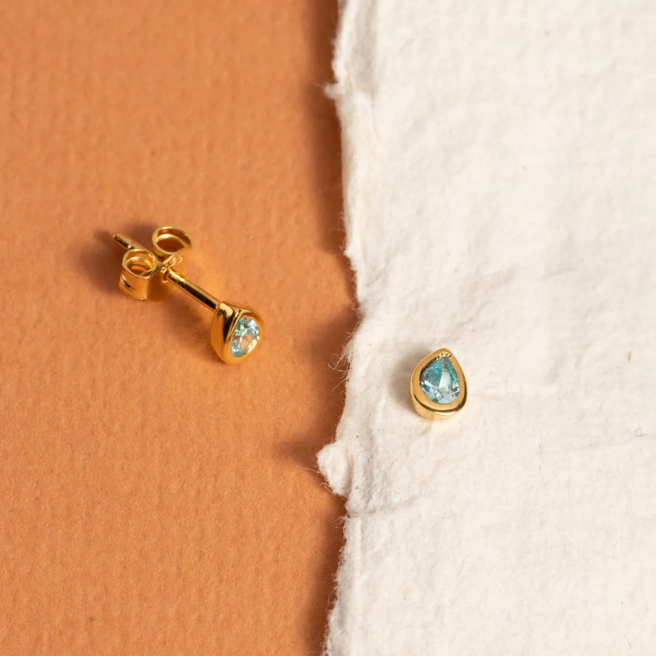 LOLA BLUE GOLDEN STUD EARRING