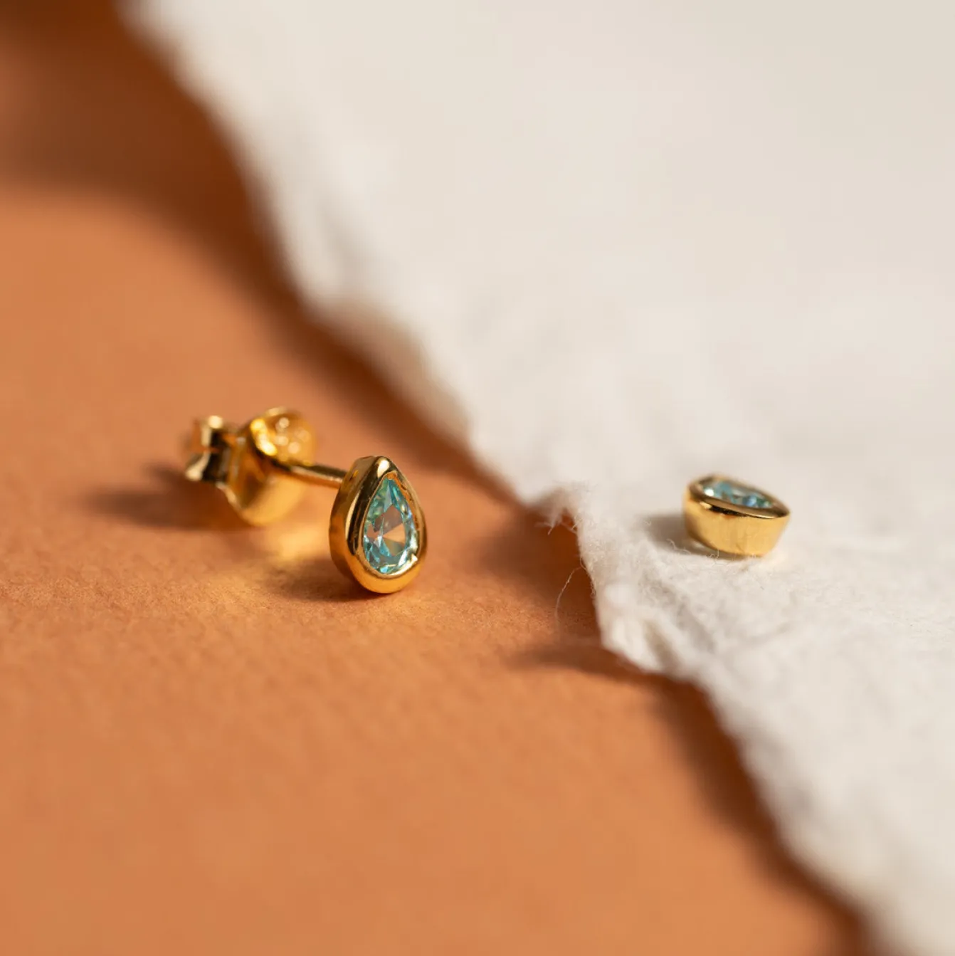 LOLA BLUE GOLDEN STUD EARRING