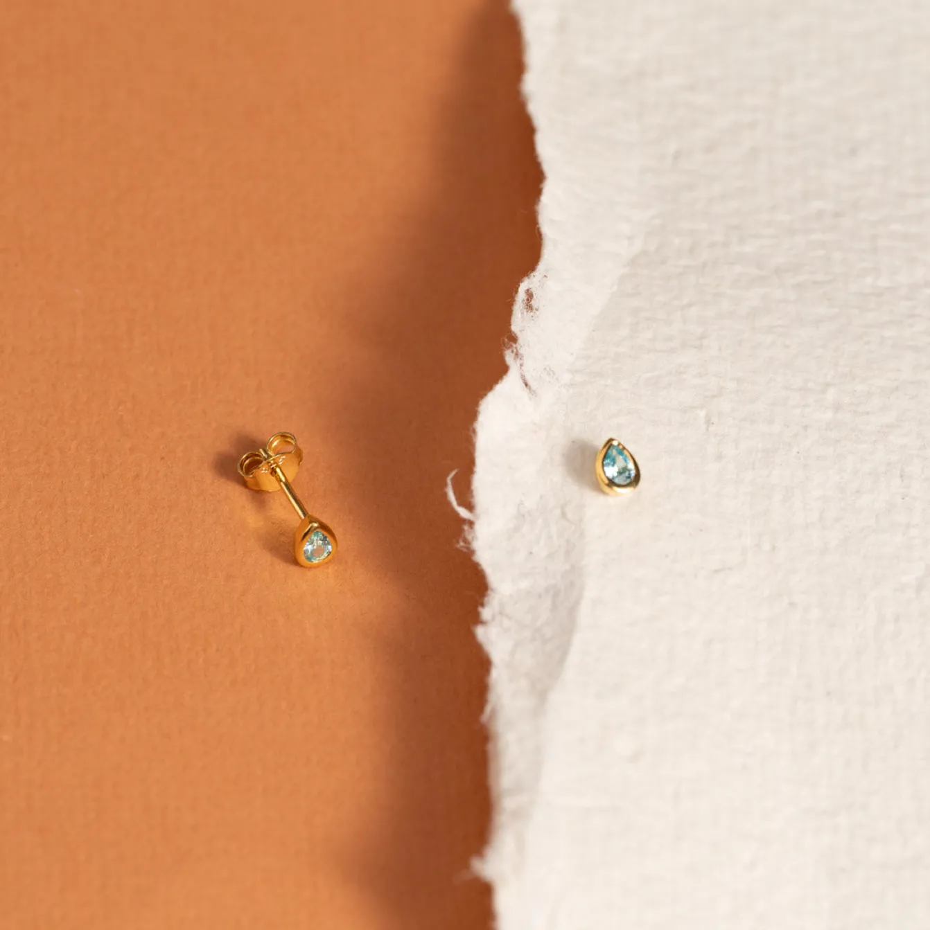 LOLA BLUE GOLDEN STUD EARRING