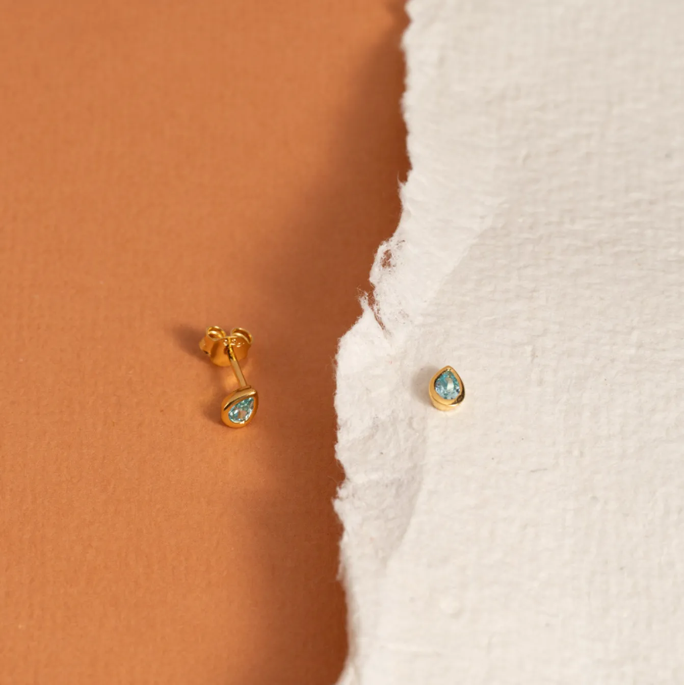 LOLA BLUE GOLDEN STUD EARRING