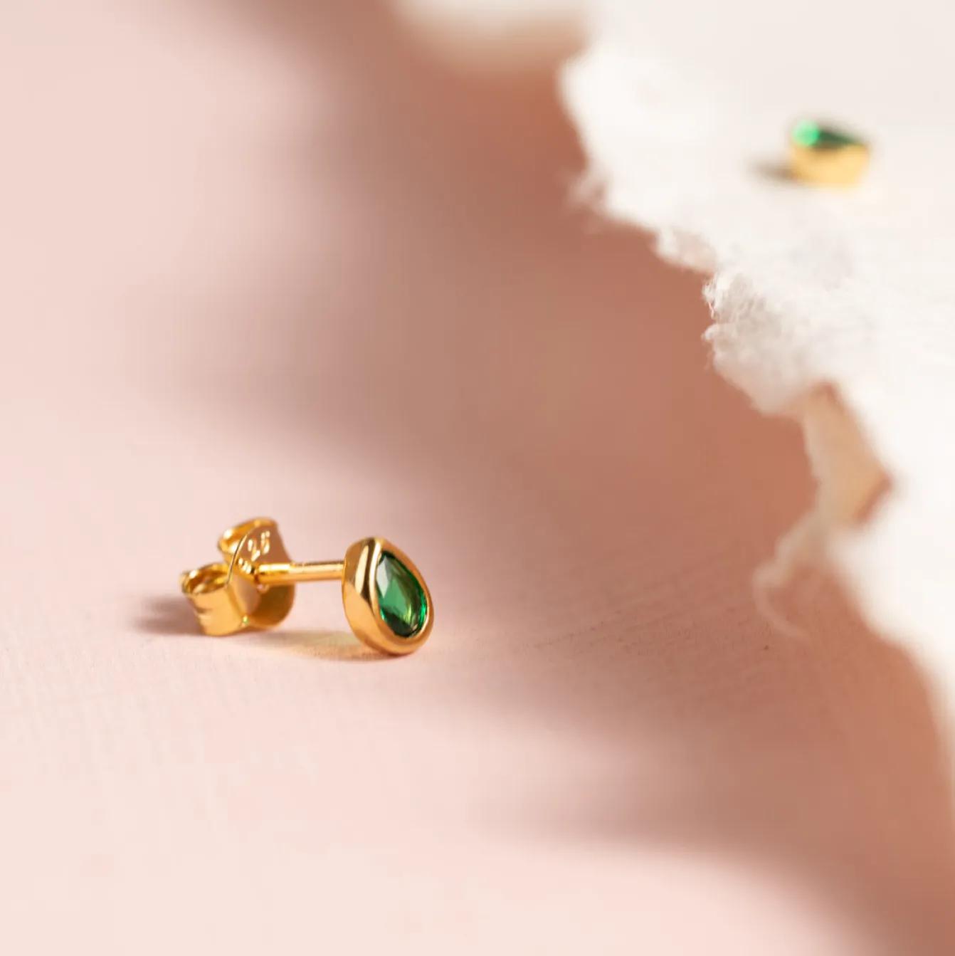 LOLA GREEN GOLDEN STUD EARRING