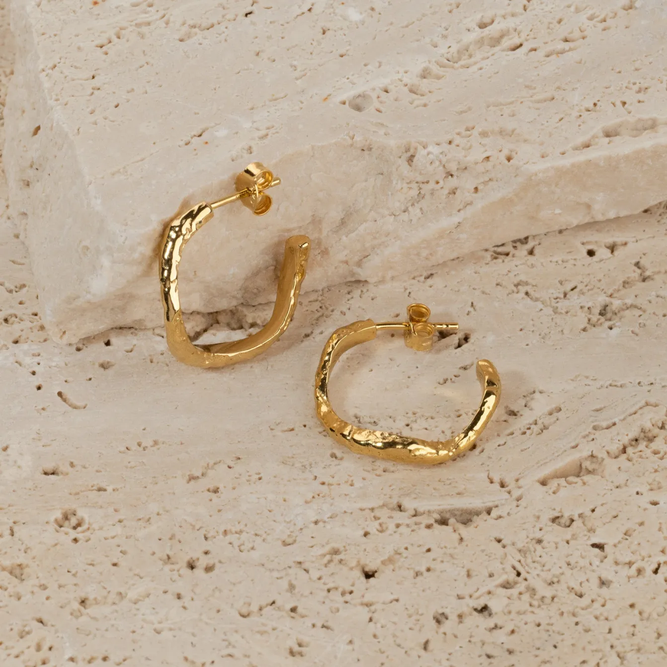 MAIA GOLDEN CREOL EARRING