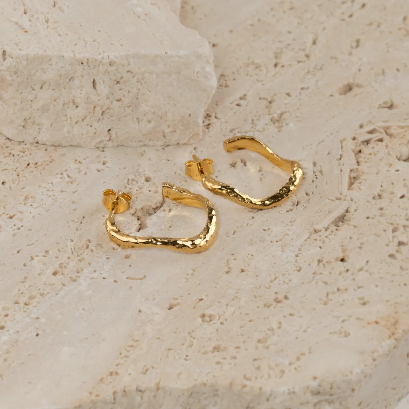 MAIA GOLDEN CREOL EARRING